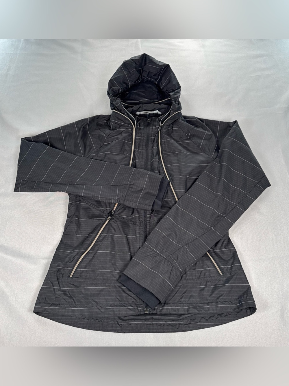 Athleta Run On Jacket Womens XS Black Full Zip Windbreaker Reflect Roll Up Hood